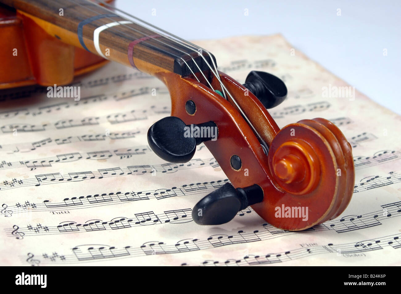 Violine-Schriftrolle mit Vintage Notenblatt Stockfoto