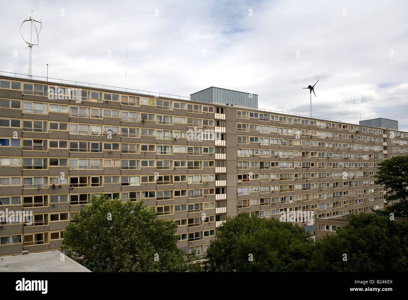 Windkraftanlagen auf einem Rat Anwesen in South London England Großbritannien UK Stockfoto