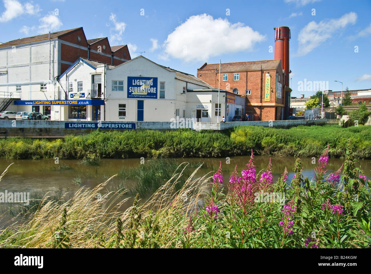 Milch-Industriebrache jetzt in einem gemischt genutzten Business-Park am Ufer des Flusses Avon in Melksham umgewandelt Stockfoto