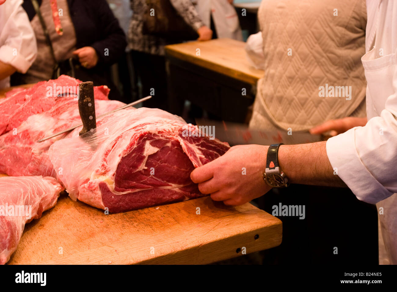 Meatmonger schneidet Fleisch am Fischmarkt La Pescheria di Sant Agata in Catania, Sizilien, Italien Stockfoto
