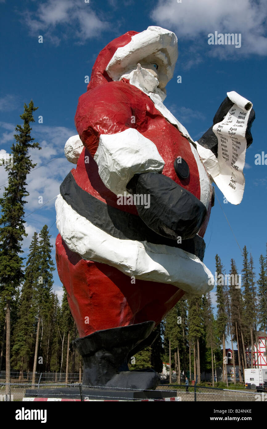 Statue des Nikolaus / Weihnachtsmann stehend neben seiner "Heimat" in  Nordpol, Alaska Stockfotografie - Alamy