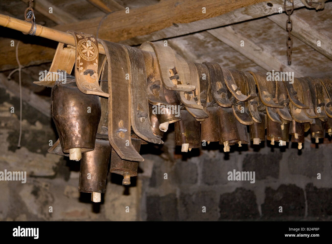 Glocken für Stiere hängen auf den Sparren in einen Stall in der Camargue. Stockfoto