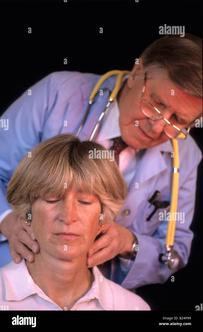 MÄNNLICHEN ARZT KONTROLLEN HALS LYMPHKNOTEN PATIENTIN Stockfotografie
