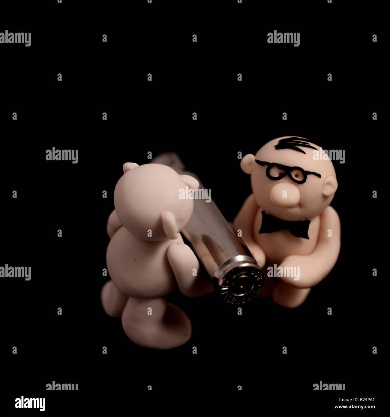 Funky Figur hält eine Schale Gehäuse Stockfoto