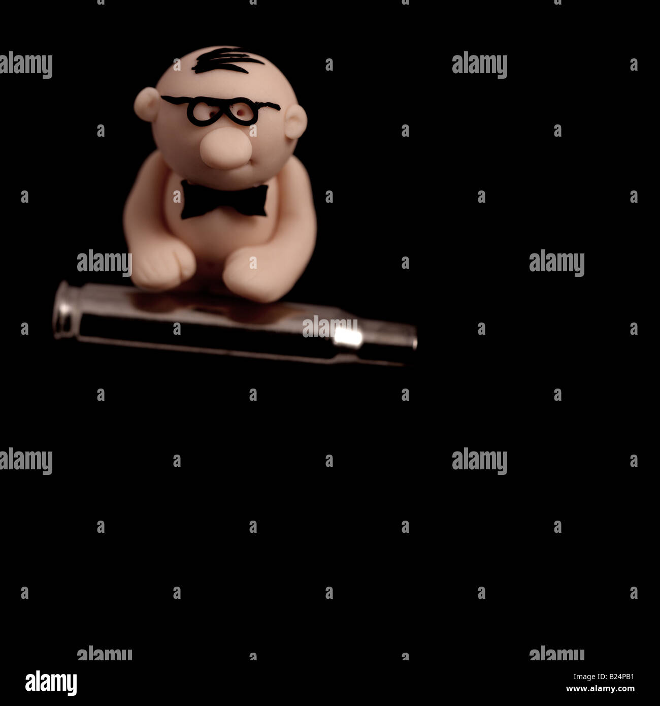 Funky Figur hält eine Schale Gehäuse Stockfoto