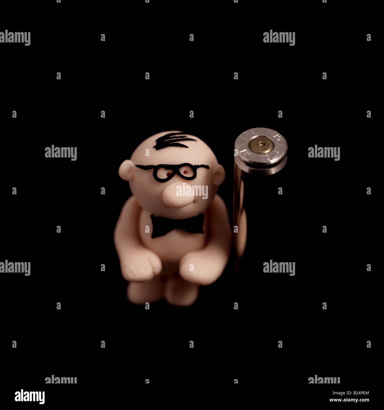 Funky Figur hält eine Schale Gehäuse Stockfoto