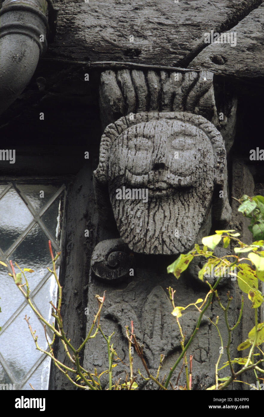 Corve Straße Ludlow Shropshire UK Detail von Tudor Haus geschnitzt Holz Gesicht als Corbel Strahl zu unterstützen Stockfoto