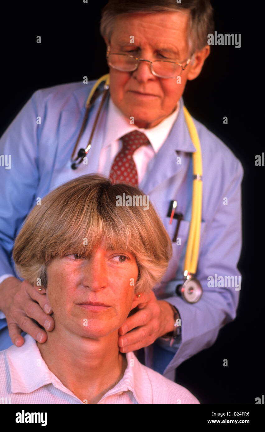 MÄNNLICHEN ARZT KONTROLLEN HALS LYMPHKNOTEN PATIENTIN Stockfotografie