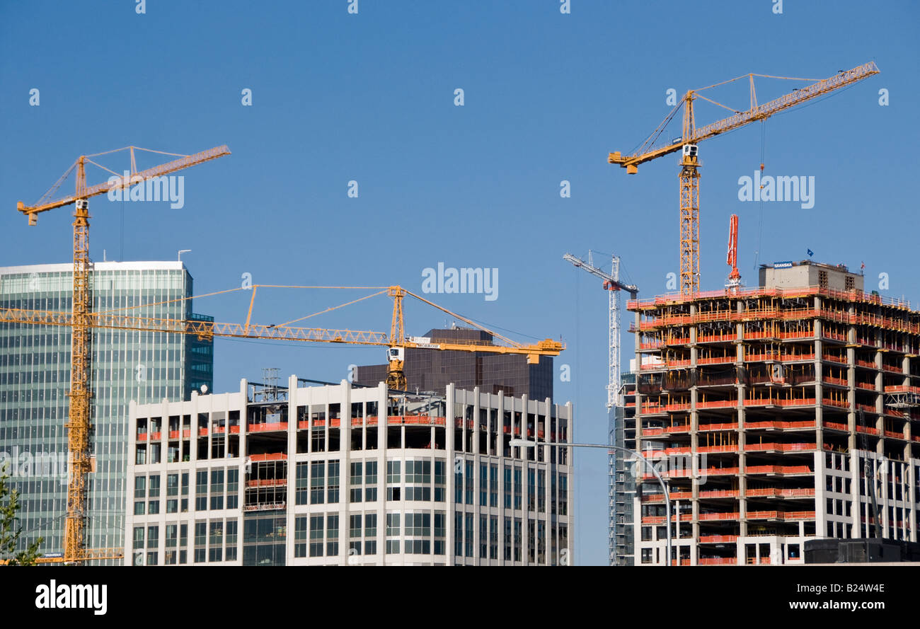 Baukräne an Projektstandorten in der Innenstadt von Bellevue Washington Stockfoto