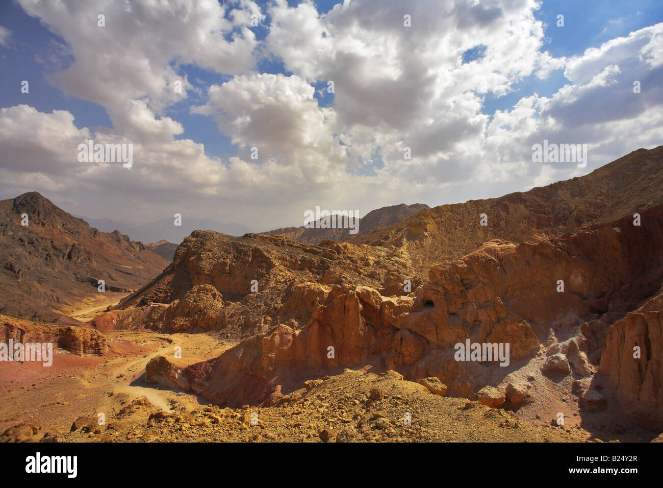 Weg zur Steinwüste in heißem Frühlingstag Stockfoto