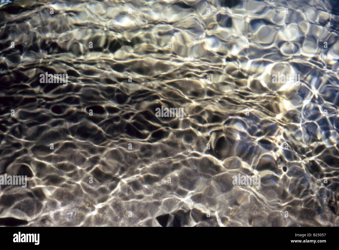 Zusammenfassung der Lichtbrechung auf dem Wasser verursacht einen Attrcative-Ripple-Effekt Stockfoto