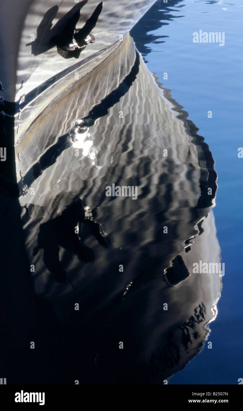 Reflexionen eines wunderschönen Schiffes vertäut am Kreuzfahrt-Terminal, Milford Sound, Fiordland, Neuseeland Stockfoto