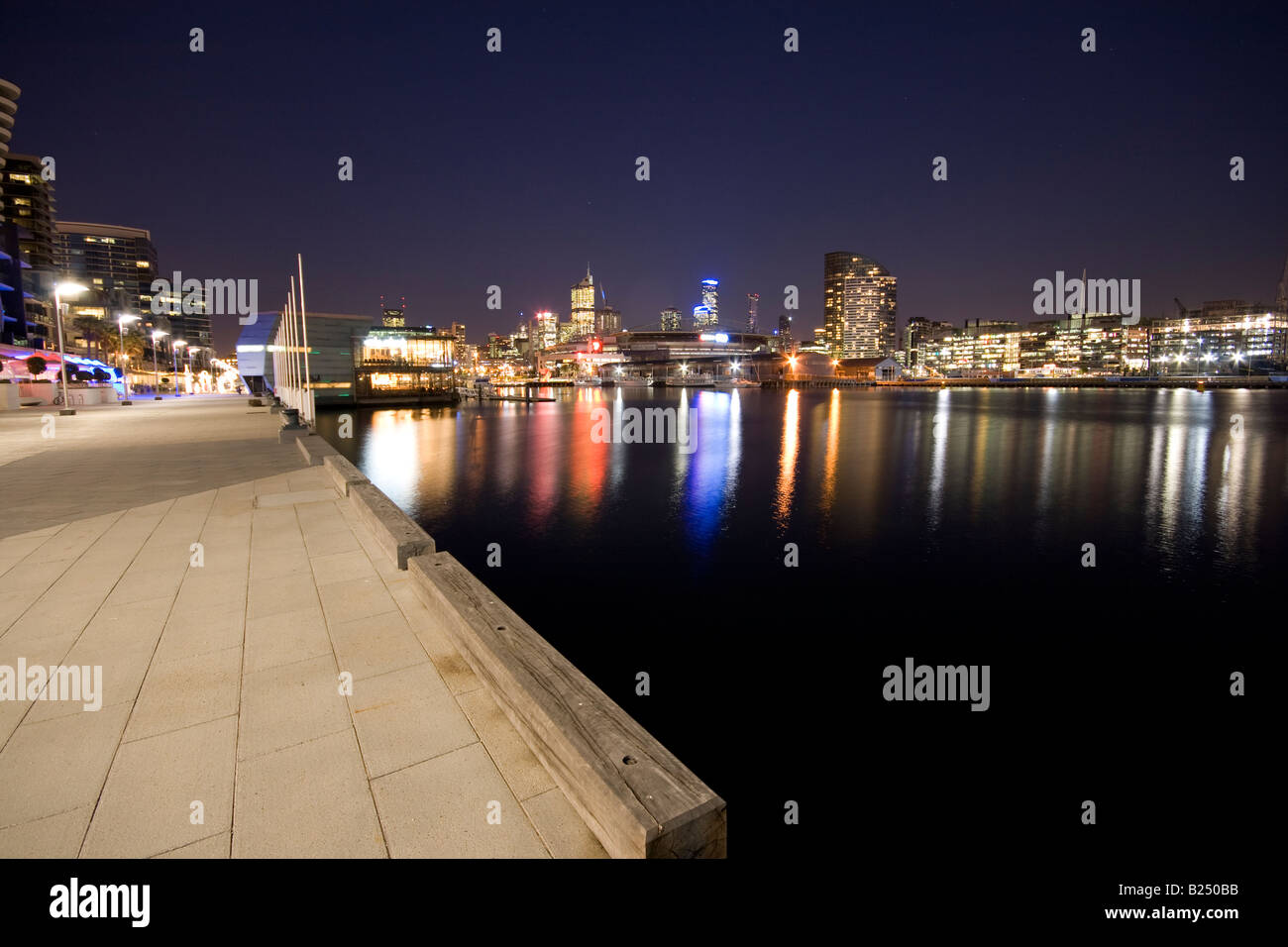 Blick auf die Skyline von Melbourne in der Abenddämmerung von Docklands Stockfoto