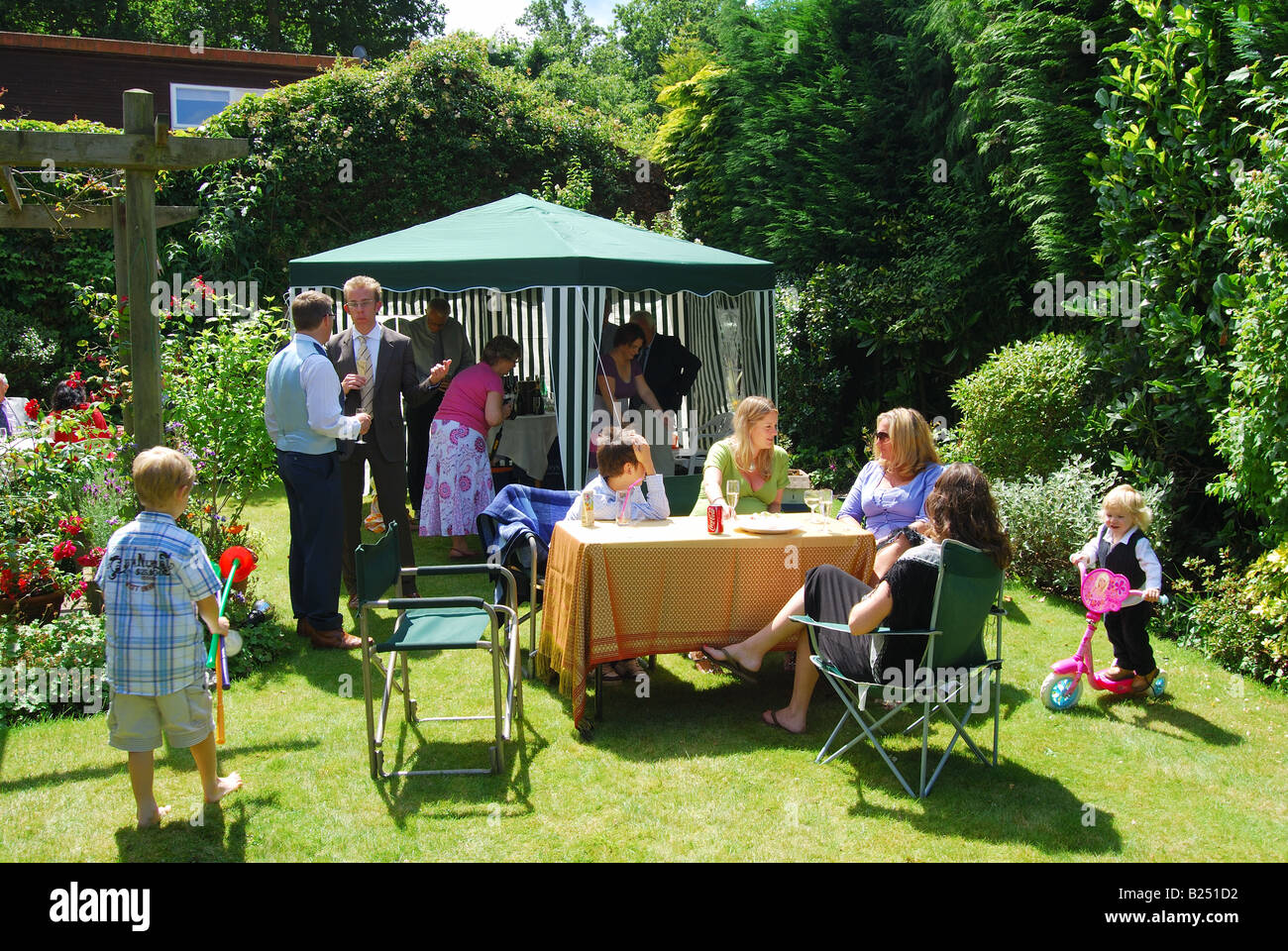 Familie Gartenparty, Ascot, Berkshire, England, Vereinigtes Königreich Stockfoto