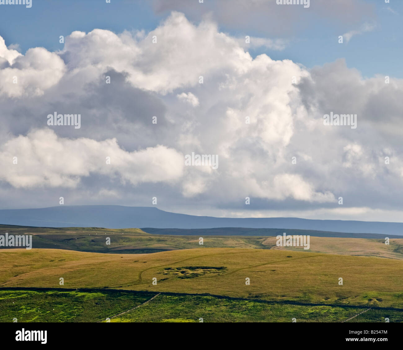 Große Banken der Wolke über dem Moor von Northumberland und Cumbria in der Nähe von Allendale, England Stockfoto