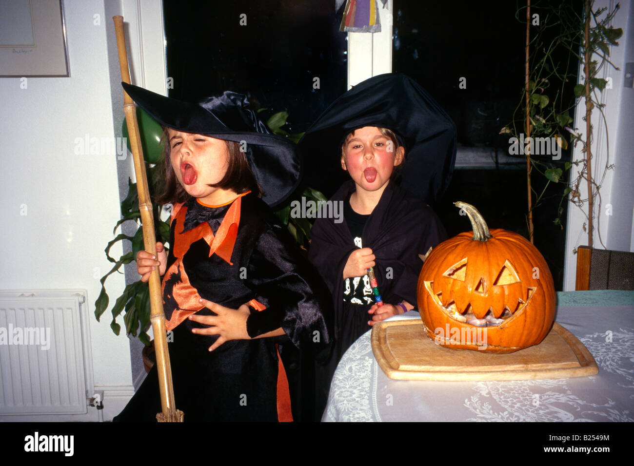 8 Jahre alte Hexen Halloweenkürbis. Stockfoto