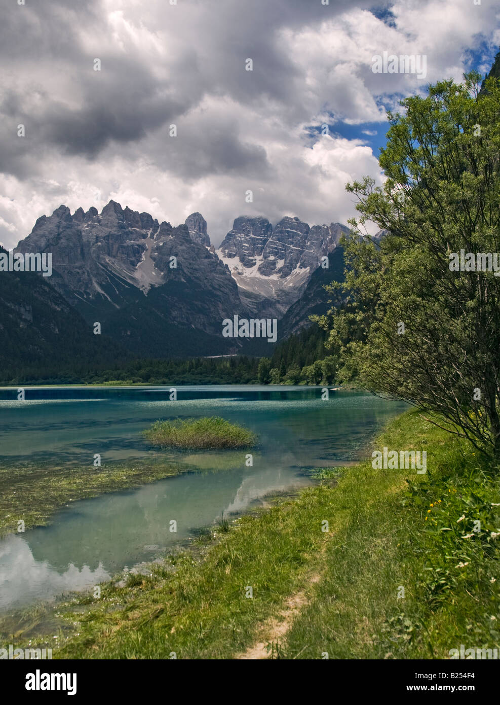Cristallo-massiv und Landro See in der Nähe von Cortina d ' Ampezzo, Dolomiten, Italien Stockfoto
