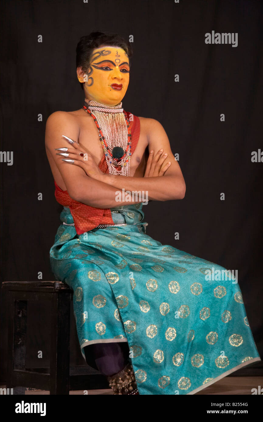 Kathakali Künstler gibt eine Demonstration der Bewegungen Cochin Kerala Indien Stockfoto