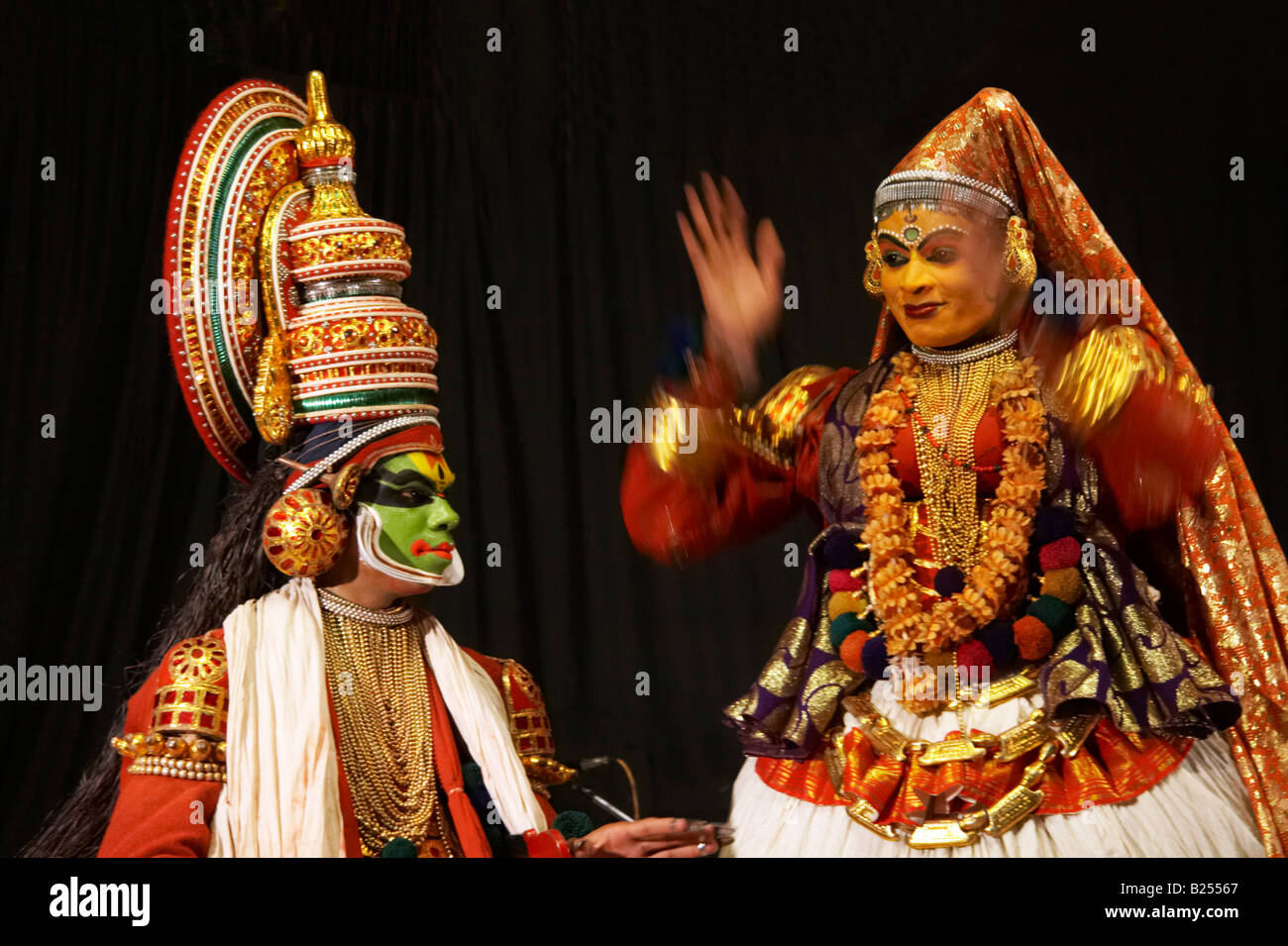 Charakter der Jayanthan und Lalitha während Aufführung von Narakasura Vadham im indischen Kerala Kathakali Stockfoto