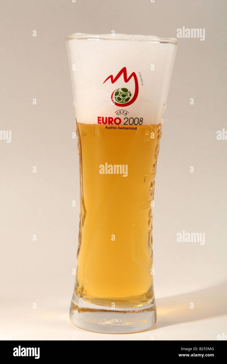 Glas von Carlsberg Bier, Sponsor der Euro 2008 Stockfotografie - Alamy