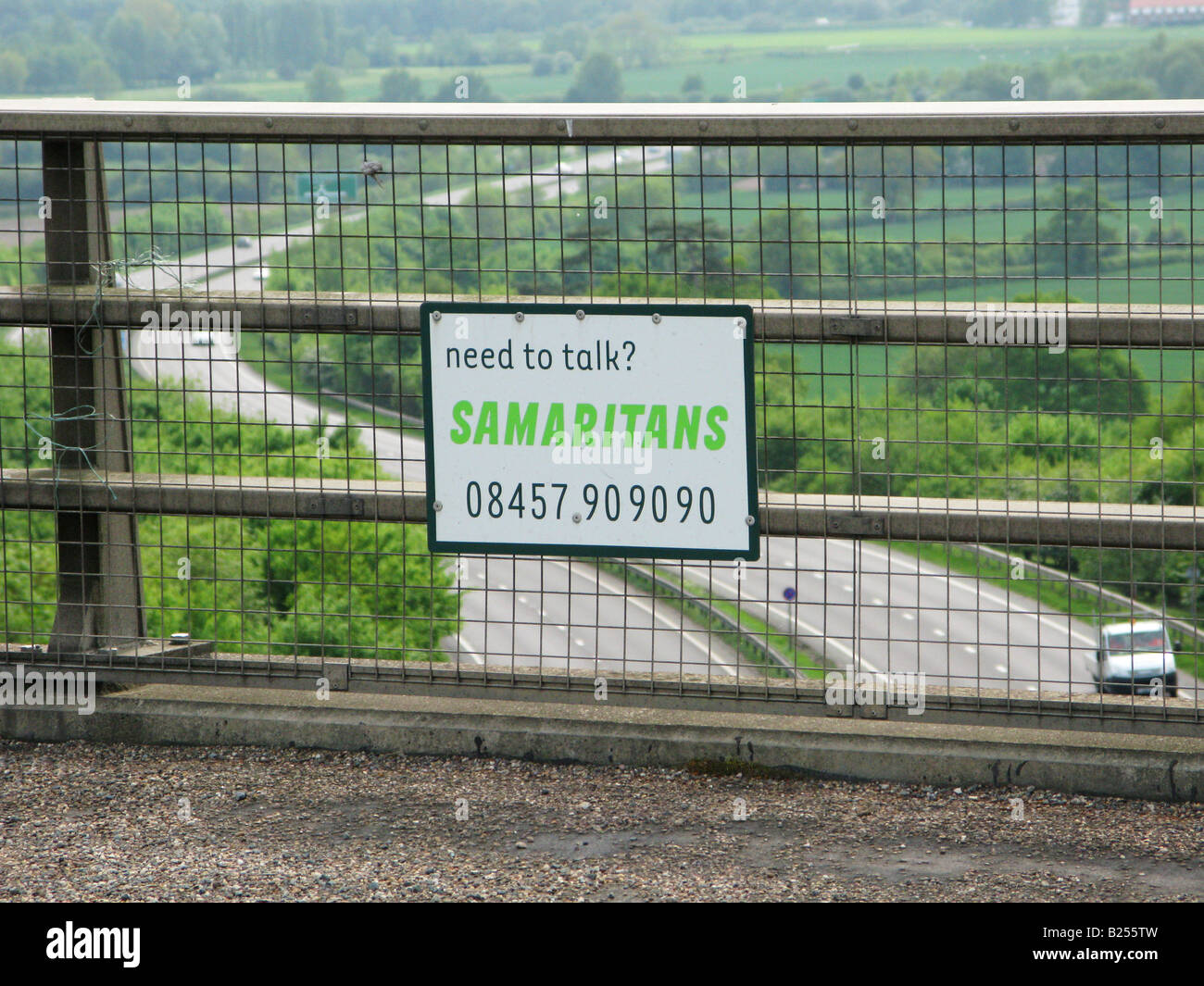 Samariter, Warnzeichen über eine Brücke, die Notwendigkeit zu sprechen. Noch wie heute neu erfinden, wie es immer war und ist. Gesundheit und Sicherheit. Stockfoto