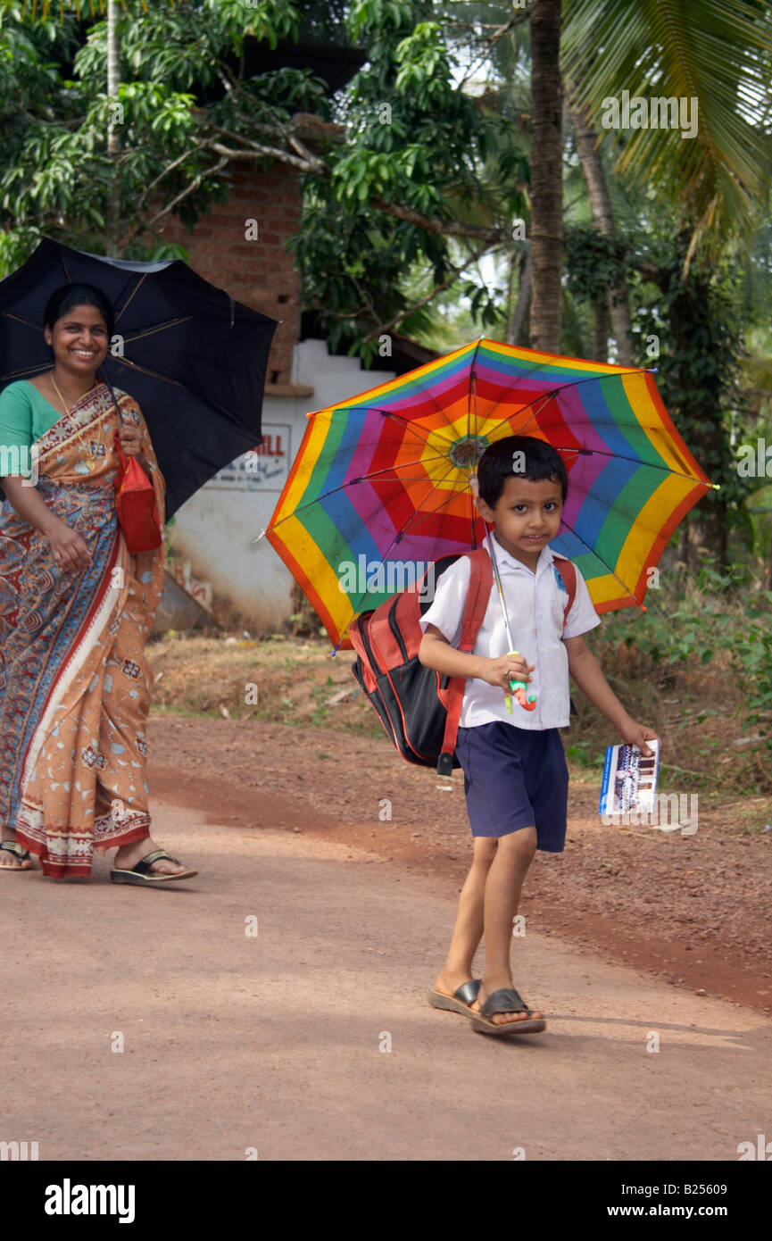 Jungen und seiner Mutter Fuß nach Hause von der Schule in Costa Malabari in der Nähe von Kannur Cannanore North Kerala Indien Stockfoto