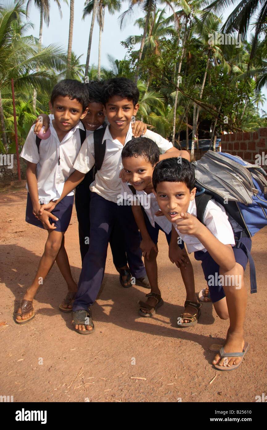 Indischen Jungen auf dem Heimweg von der Schule in Costa Malabari in der Nähe von Kannur Cannanore North Kerala Indien Stockfoto