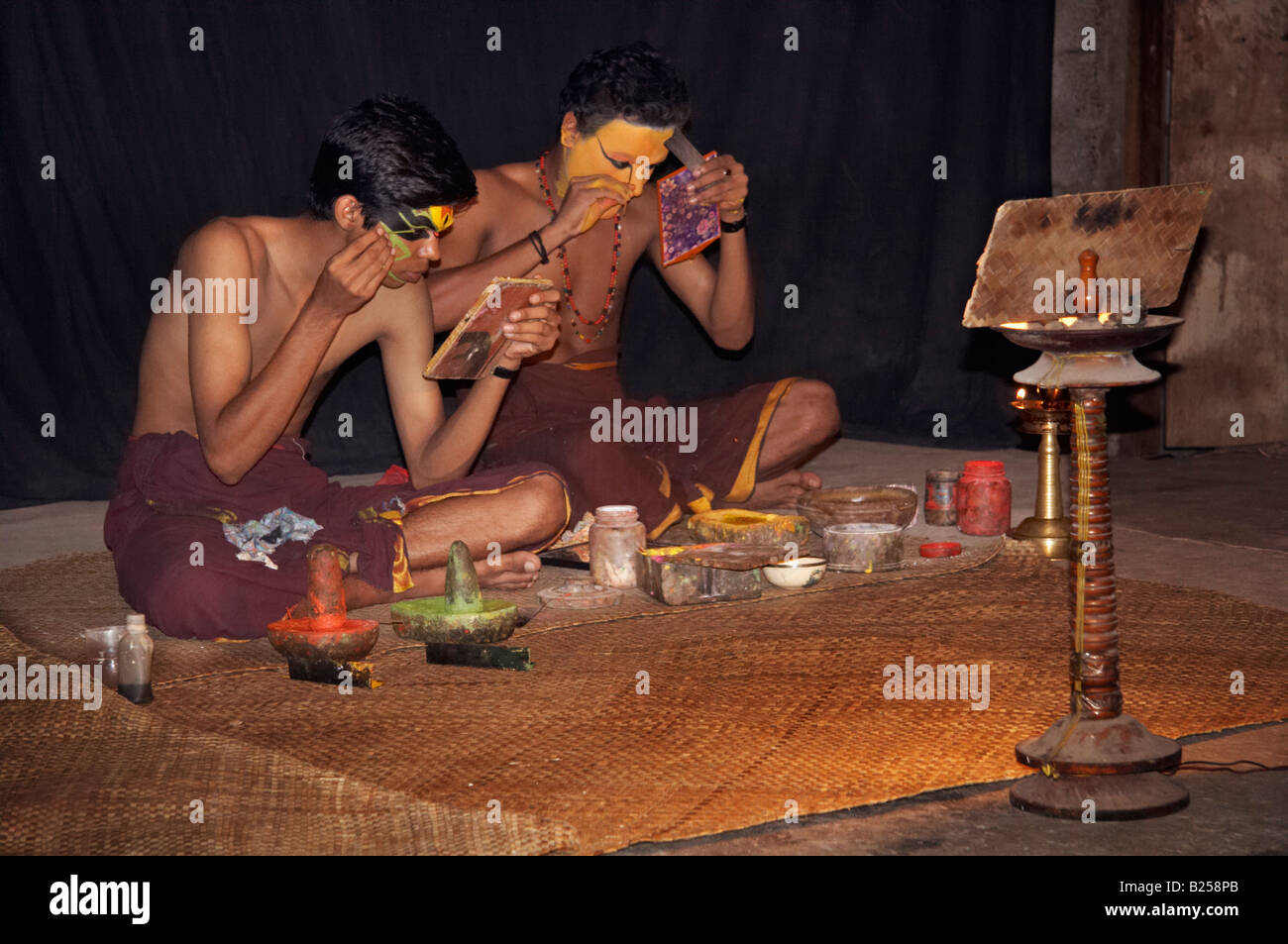 Anwendung machen sich für die Zeichen der Jayanthan und Lalitha Narakasura Vadham im indischen Kerala Kathakali Fort Cochin Kochi Stockfoto