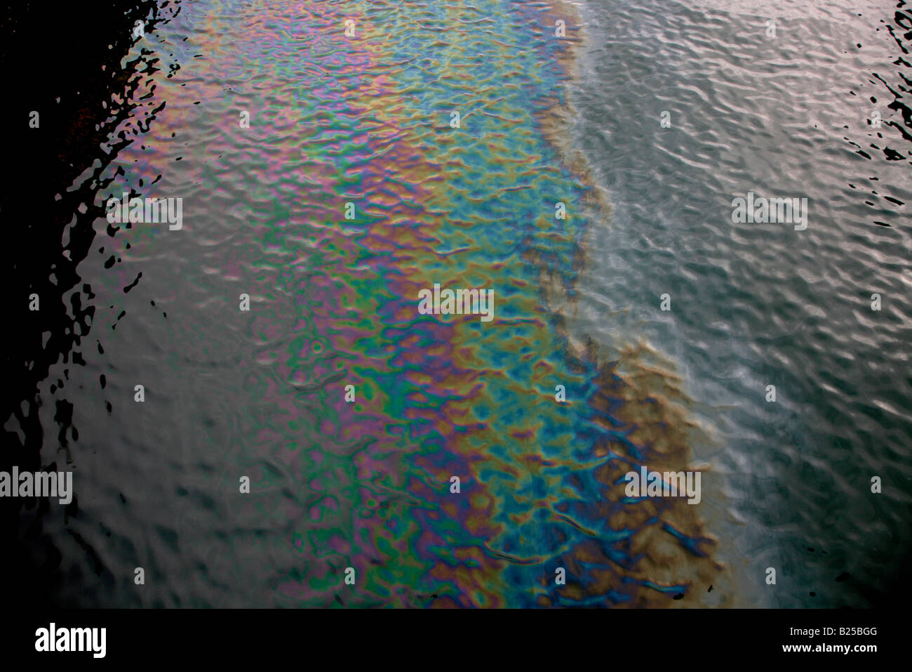 Ölteppich auf dunklen Wasser Umwelt Umweltkatastrophe Stockfoto