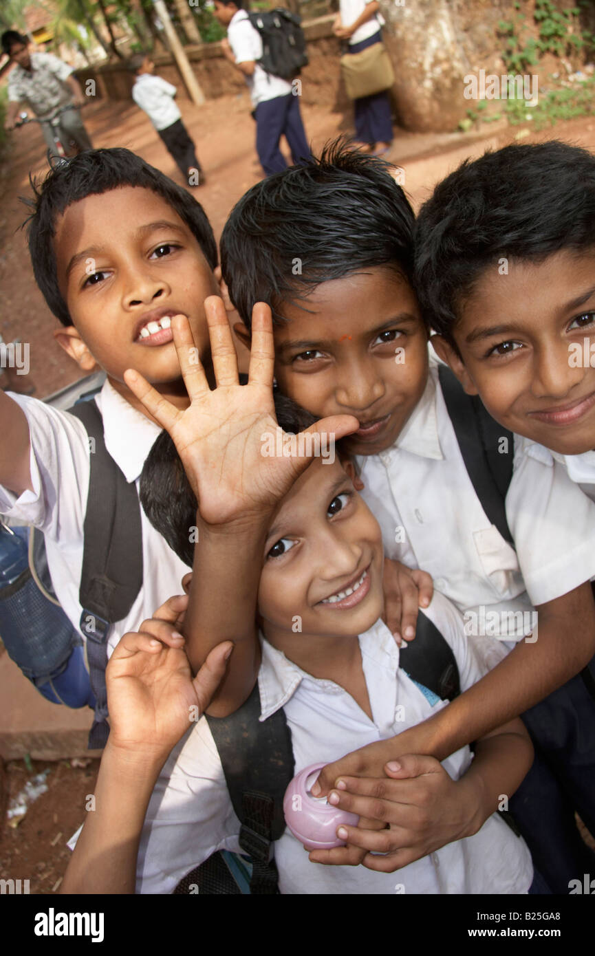 Indischen Jungen auf dem Heimweg von der Schule in Costa Malabari in der Nähe von Kannur Cannanore North Kerala Indien Stockfoto
