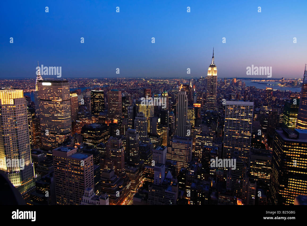 Lower Manhattan Stadtbild in der Abenddämmerung von der Spitze des Rockefeller Center - New York City, USA Stockfoto