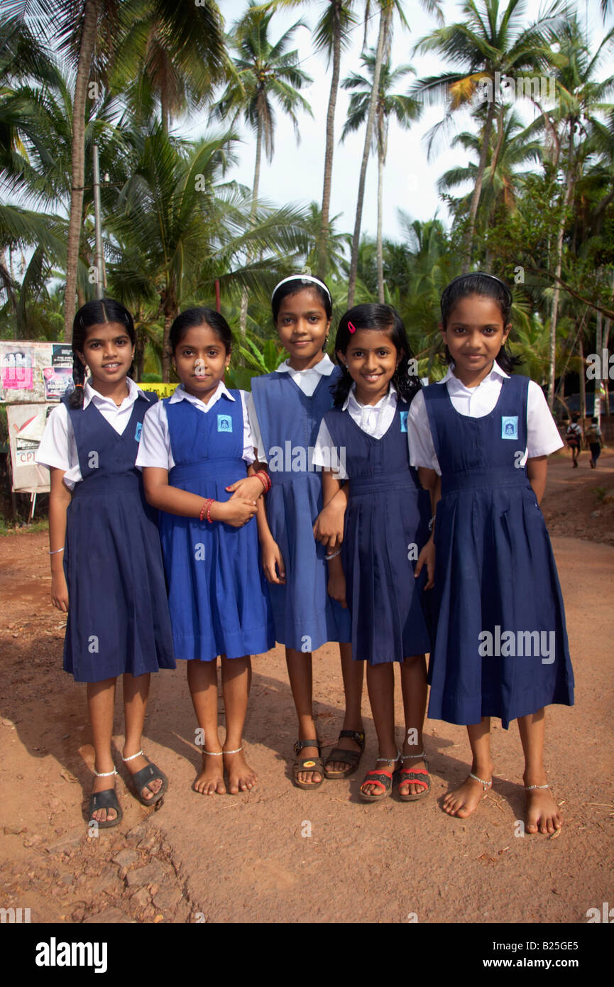Junge indische Mädchen in ihren Schuluniformen an Costa Malabari in der Nähe von Kannur Cannanore North Kerala Indien Stockfoto