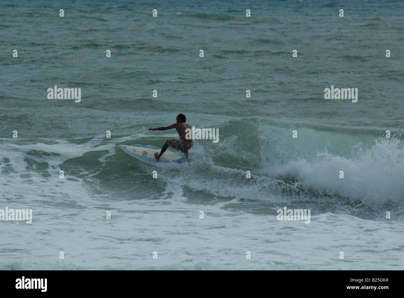 Surfer am Kalim Beach, nördlich von Patong Beach, Phuket, thailand Stockfoto