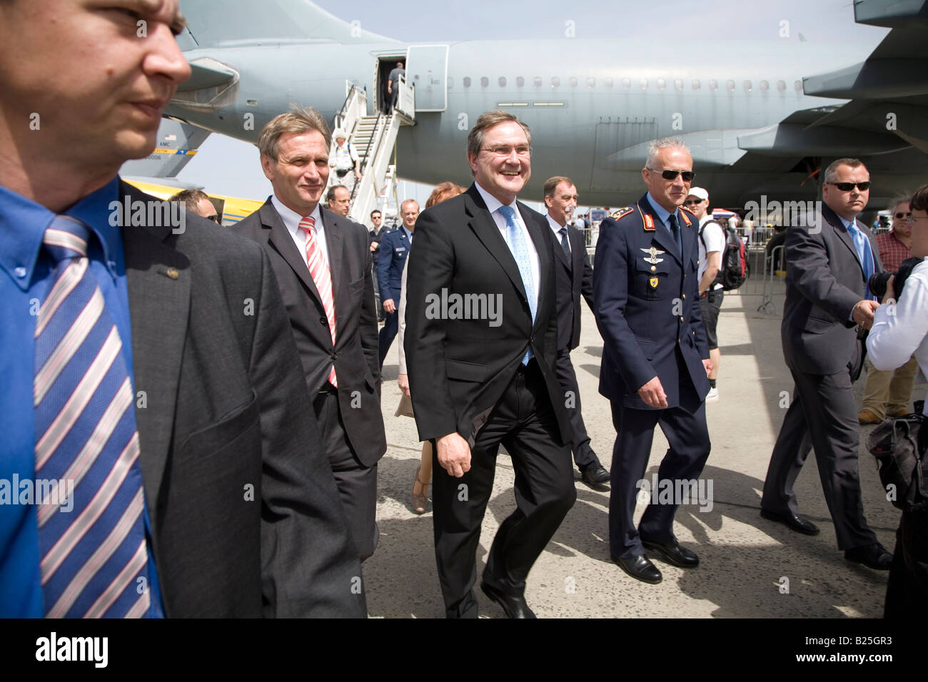 Deutschen Bundesrepublik Verteidigung Minister Dr. Franz Josef Jung am Flughafen Schönefeld ILA 2008 in Berlin Stockfoto