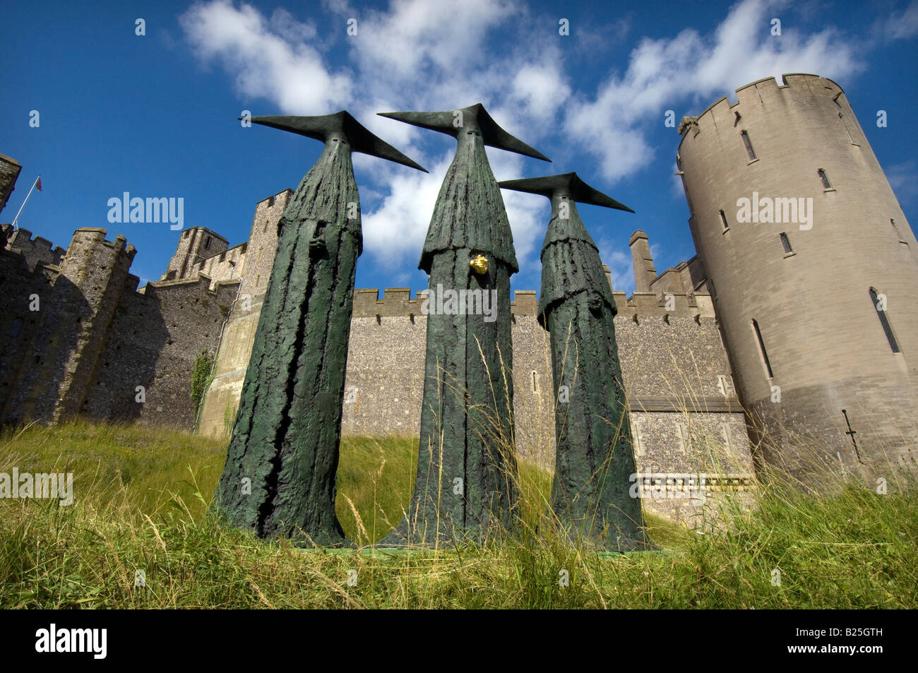 Die Wächter, Skulpturen von "Philip Jackson" vor Arundel Castle in Sussex. Stockfoto