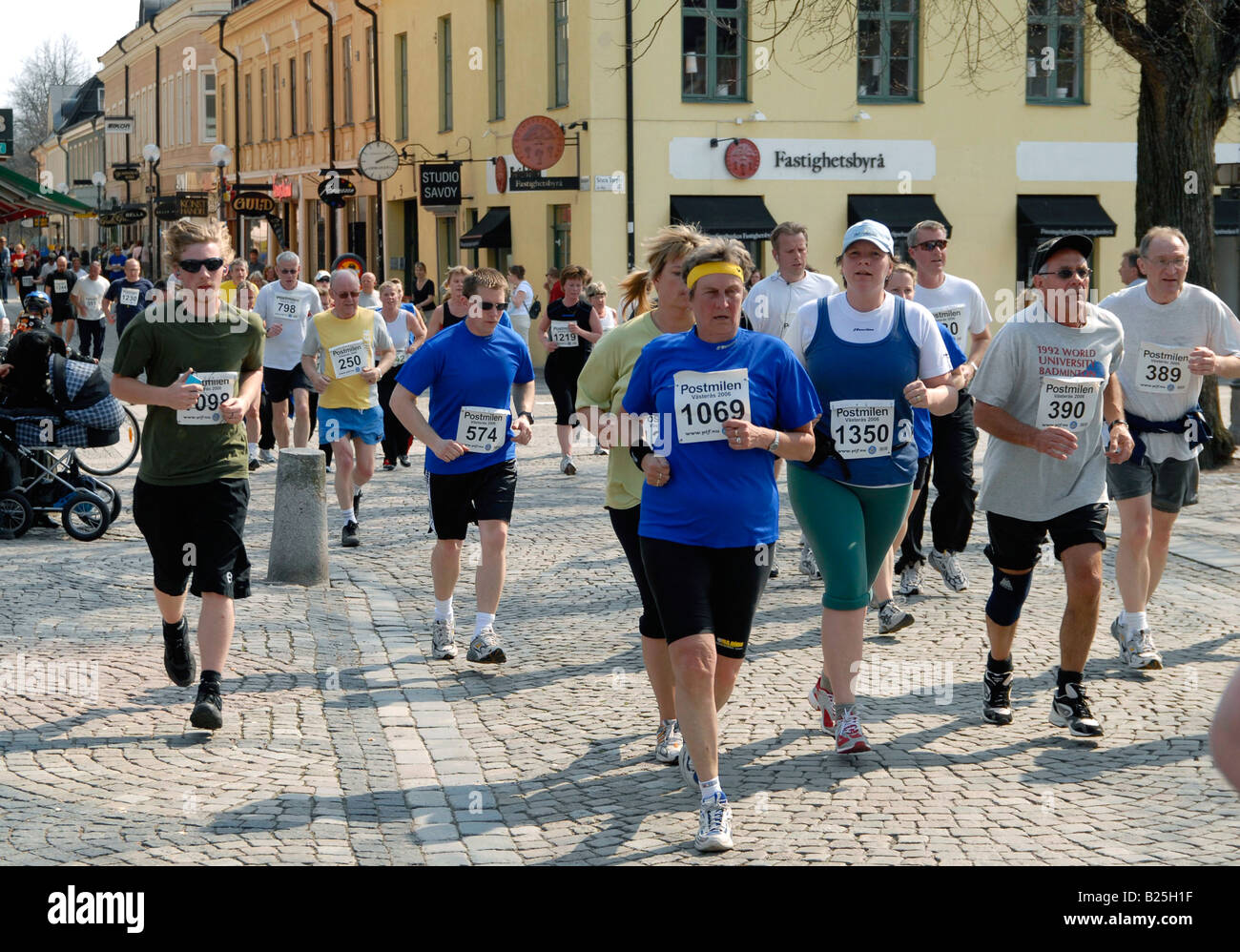 Mitarbeiter der Post laufen in einem Charity-Volkslauf Västeras Schweden Stockfoto