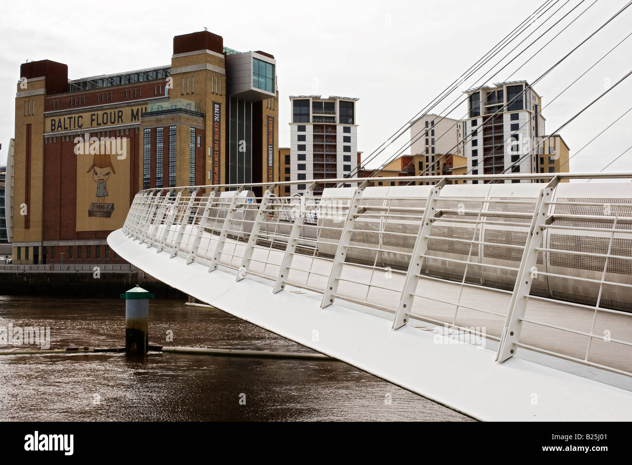 Gateshead Millennium Bridge über den Fluss Tyne in England, Großbritannien Stockfoto