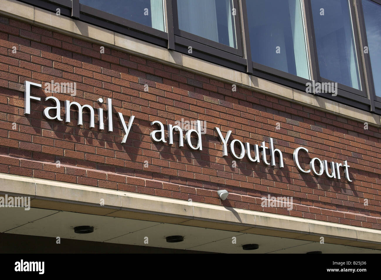Eine Familie und Jugendgericht Schild an einem Großbritannien Magistrates Gebäude. Stockfoto