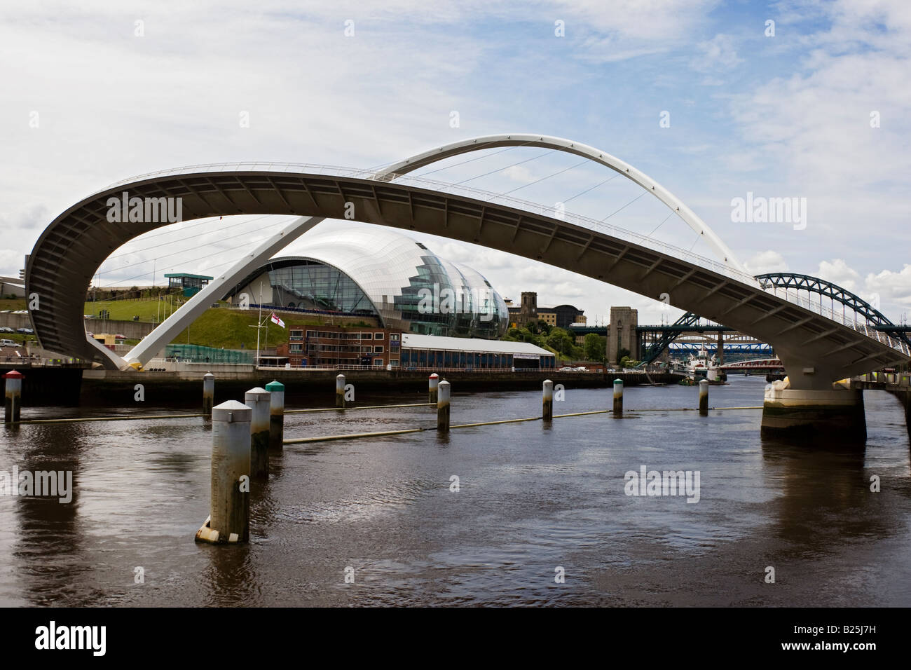 Gateshead Millennium Bridge ist eine Fußgänger- und Radfahrer Tilt-Brücke in England, UK Stockfoto