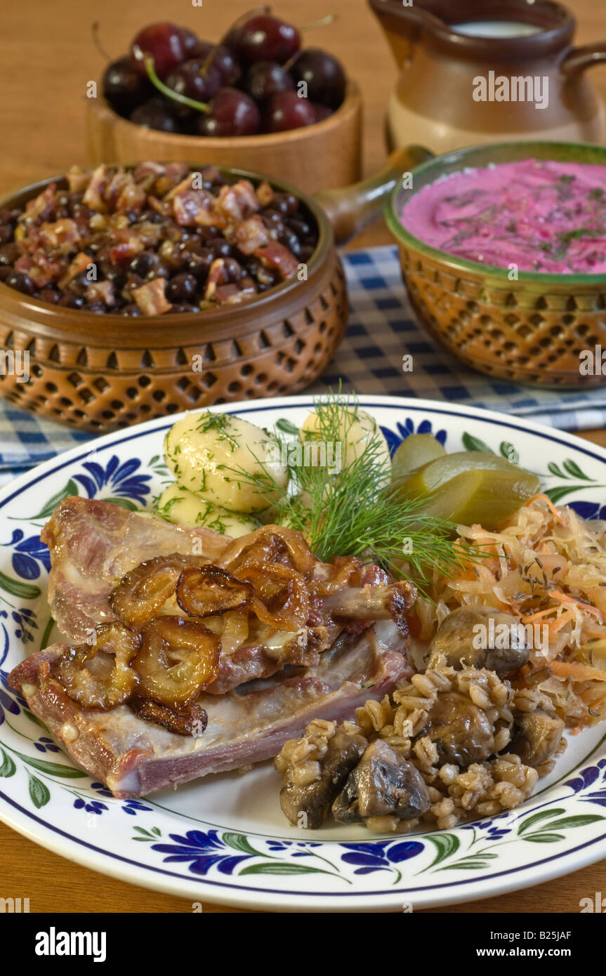 Typisches Essen Lettland. Schweinerippchen, Borschtsch und graue Erbsen ...