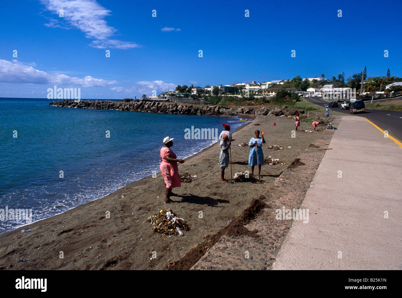 Basseterre, St. Kitts Frauen Strand Reinigung Stockfoto
