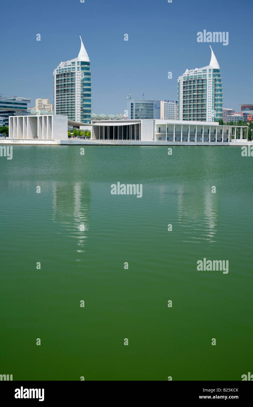 Blick über Olivais Dock Pavilhao de Portugal und Centro Vasco de Gama, Parque Das Nacoes, Lissabon, Portugal. Stockfoto