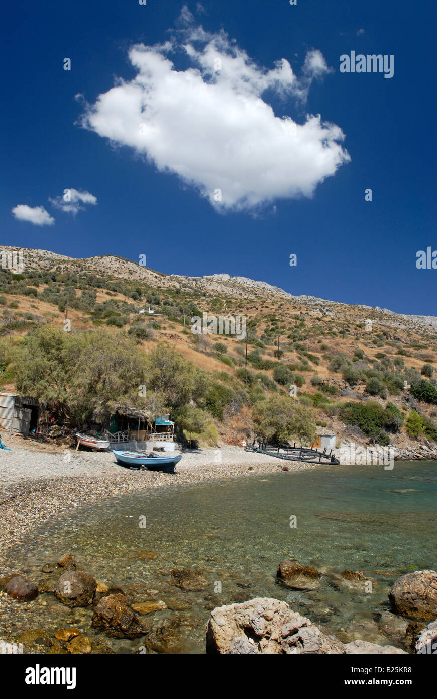 Abgelegener Strand auf einer griechischen Insel mit blauem Himmel und weißen Wolken. Im Süden der Insel Samos, Griechenland Stockfoto