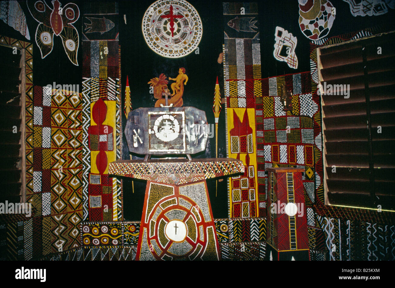 Bathurst Island Australien Aborigines Nguiu katholische Kirche innen Tiwi Motive auf Altar Stockfoto