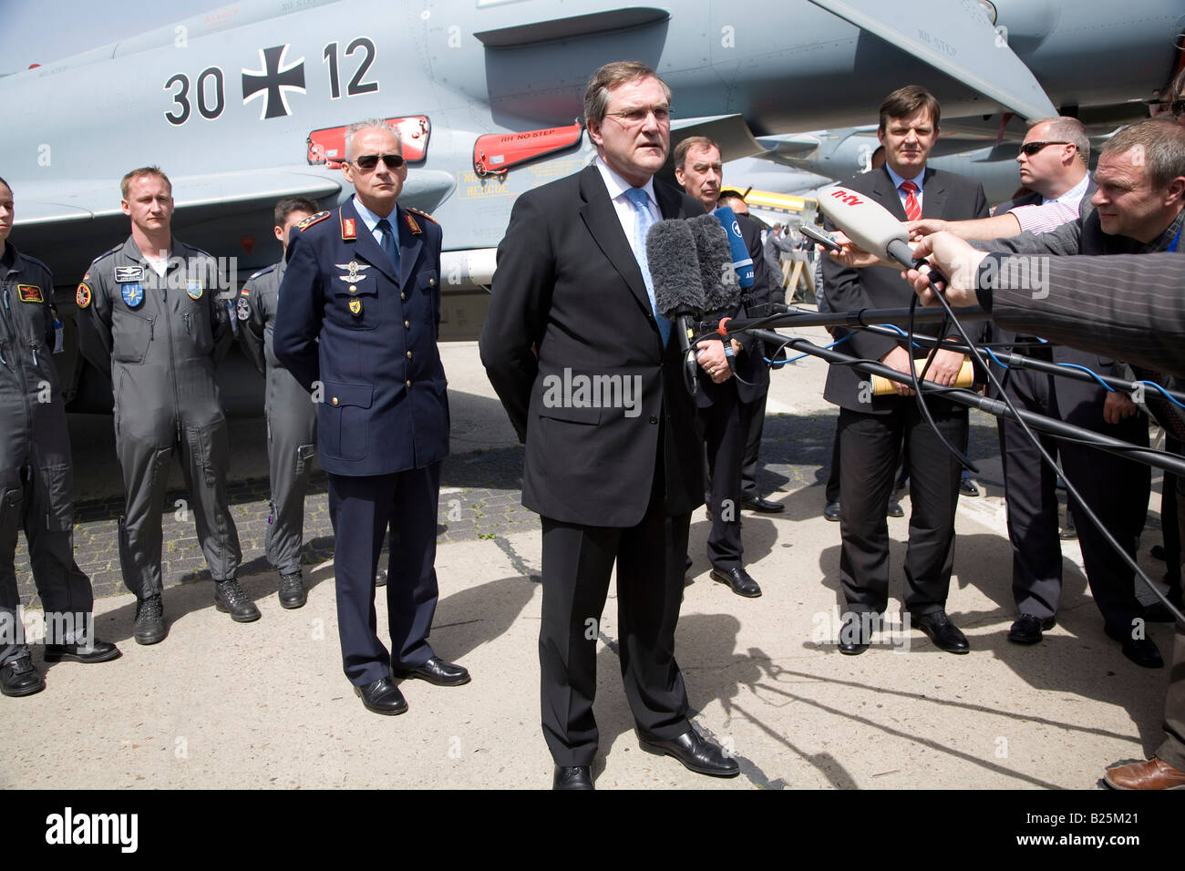 Deutschen Bundesrepublik Verteidigung Minister Dr. Franz Josef Jung am Flughafen Schönefeld ILA 2008 in Berlin Stockfoto