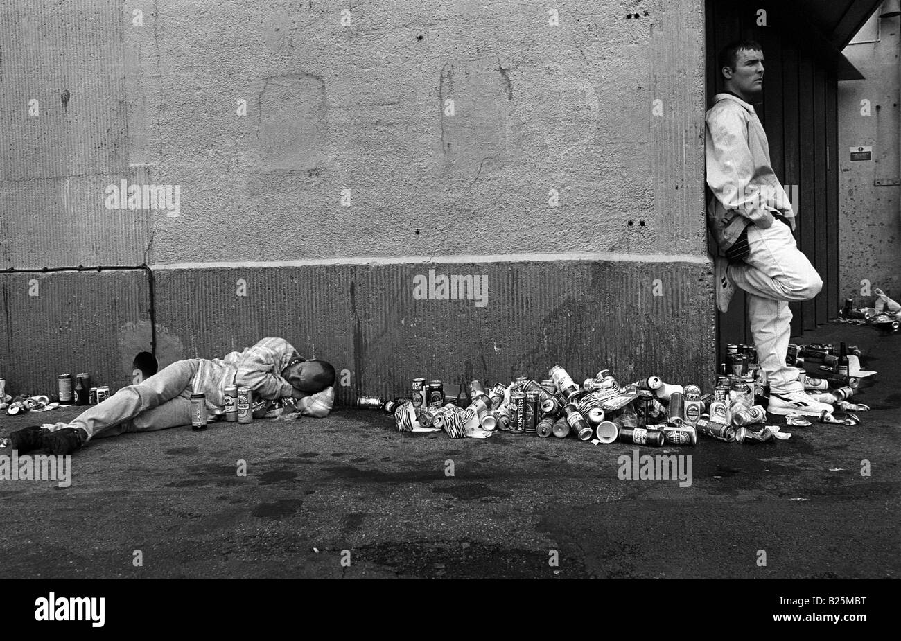 Ticketless Fußballfans und leeren Bierdosen auf dem 1995 FA Cup-Finale zwischen Manchester United und FC Everton im Wembley-Stadion. Stockfoto