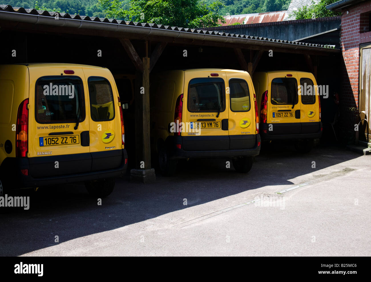 Drei geparkt Postamt vans Frankreich, Europa Stockfoto