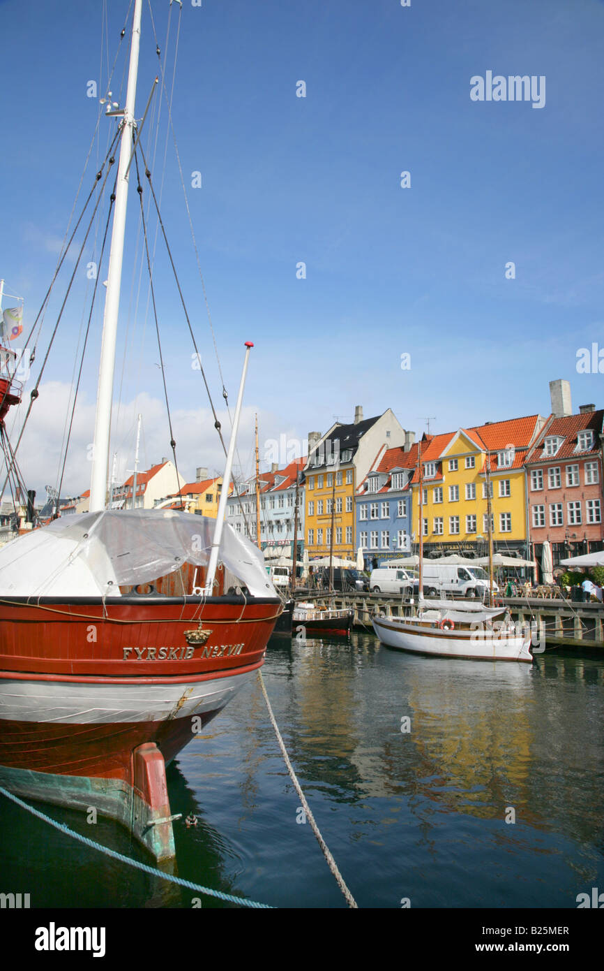 Boote vor Anker in Nyhavn Kanal, Kopenhagen, Dänemark. Stockfoto