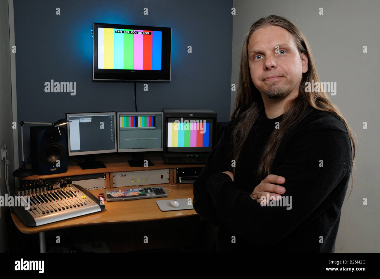 Film und TV-Redakteur in begeisterter Edit-Suite Stockfotografie - Alamy
