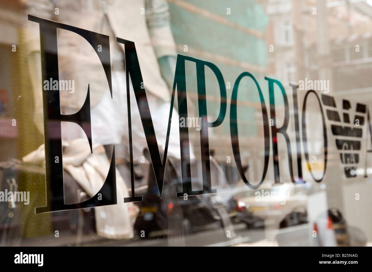 Emporio Armani-Geschäft in der New Bond Street London England UK Stockfoto